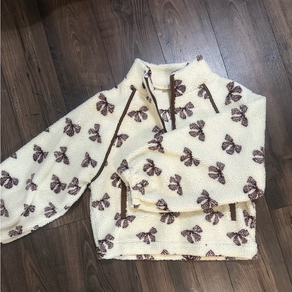 Cozy Fleece Pullover With Bow Pattern - image 4